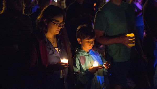 Жители США зажигают свечи в память о жертвах теракта в Орландо - Sputnik Узбекистан