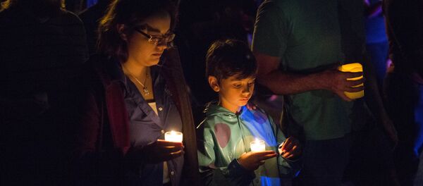 Жители США зажигают свечи в память о жертвах теракта в Орландо Жители США зажигают свечи в память о жертвах теракта в Орландо - Sputnik Узбекистан