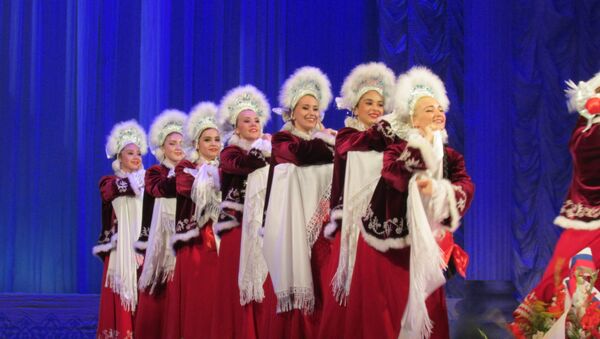 Коллектив Эдельвейс исполняет русский танец на праздновании Дня России в Ташкенте - Sputnik Узбекистан