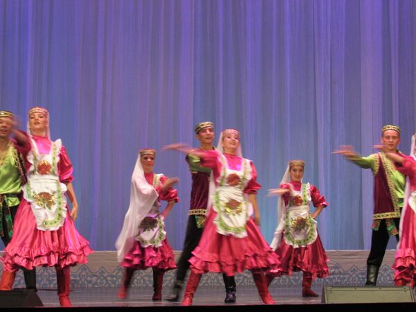 Народный ансамбль танца Эдельвейс выступает на концерте в честь Дня России - Sputnik Узбекистан