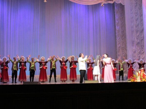 Артисты на сцене во время концерта в честь Дня России в Ташкенте - Sputnik Узбекистан