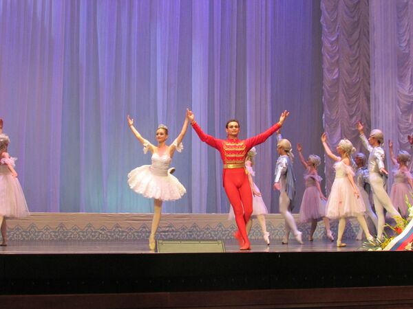 Вальс па-де-де из балета Щелкунчик на праздновании Дня России в Ташкенте - Sputnik Узбекистан