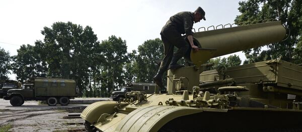 Военнослужащий на базе хранения, ремонта и восстановления военной техники - Sputnik Узбекистан