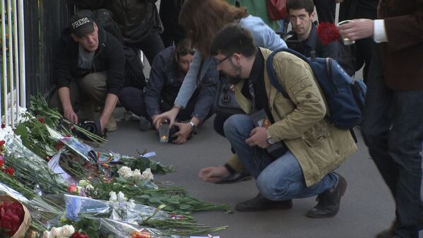 Цветы и свечи у посольства США в Москве в память о жертвах трагедии в Орландо - Sputnik Узбекистан