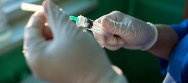 Медсестра набирает лекарство в шприц в стационаре Медсестра набирает лекарство в шприц в стационаре - Sputnik Ўзбекистон