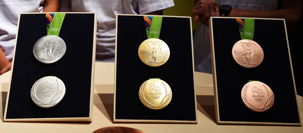В Бразилии представлен дизайн медалей Олимпийских игр и Паралимпиады В Бразилии представлен дизайн медалей Олимпийских игр и Паралимпиады - Sputnik Узбекистан