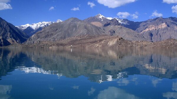 Сарезское озеро в горах Памира. Архивное фото - Sputnik Ўзбекистон