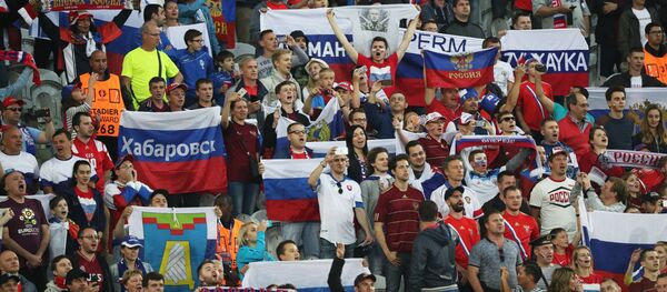 Российские болельщики во время матча Российские болельщики во время матча - Sputnik Узбекистан