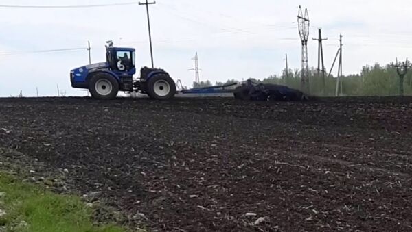 Будущее сельского хозяйства: первый беспилотный трактор вышел в поля - Sputnik Узбекистан