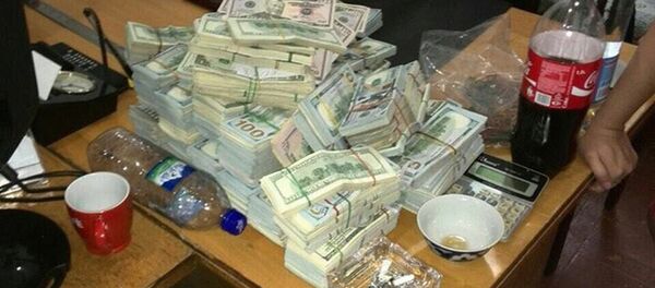 Аҳмадбойга қарашли фирмада ўтказилган тинтув жараёнидан лавҳа Аҳмадбойга қарашли фирмада ўтказилган тинтув жараёнидан лавҳа - Sputnik Ўзбекистон