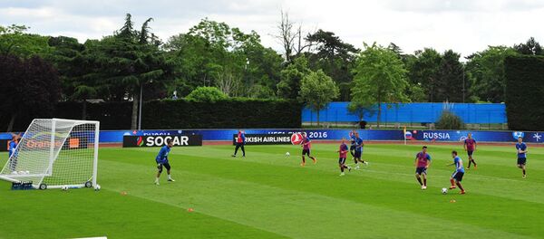 Показательная тренировка российских футболистов в преддверии матча с Уэльсом Показательная тренировка российских футболистов в преддверии матча с Уэльсом - Sputnik Узбекистан