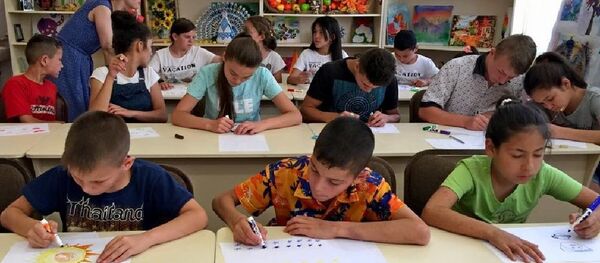 Воспитанники ташкентского дома милосердия на мастер-классе по мультфильмам Воспитанники ташкентского дома милосердия на мастер-классе по мультфильмам - Sputnik Узбекистан