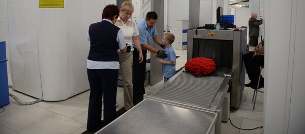Пассажиры в зоне досмотра аэропорта - Sputnik Узбекистан