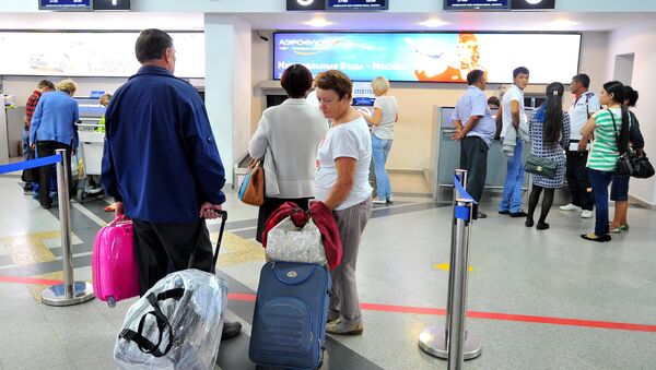 Пассажиры у стойки регистрации билетов в международном аэропорту - Sputnik Узбекистан