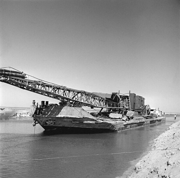 В поселок Ничка-Мары в Туркмении прибыла специальная техника для строительства Кара-Кумского канала. 1959 год. - Sputnik Узбекистан