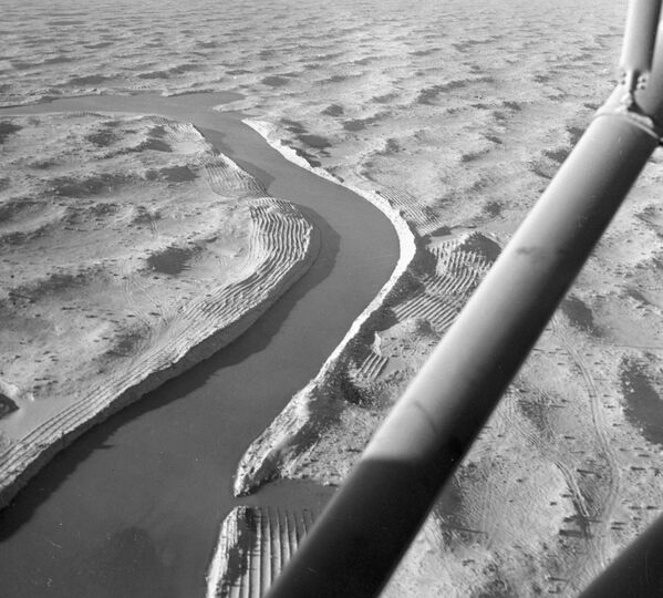Вид с самолета на канал в Каракумских песках. 1961 год. - Sputnik Узбекистан