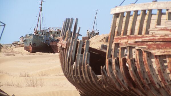 Oblomki sudov v pustine, obrazovavsheysya na meste Aralskogo morya. Karakalpakiya. 1986 god. - Sputnik O‘zbekiston