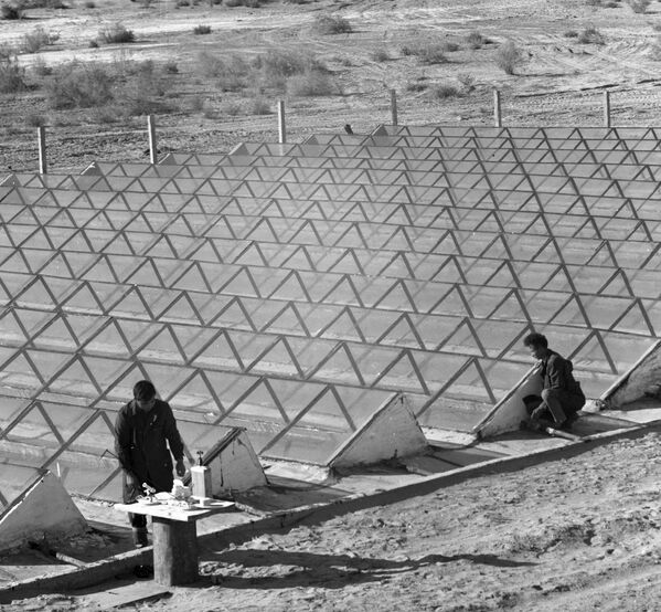 Солнечный опреснитель в урочище Овез-Ших. 1973 год. - Sputnik Узбекистан