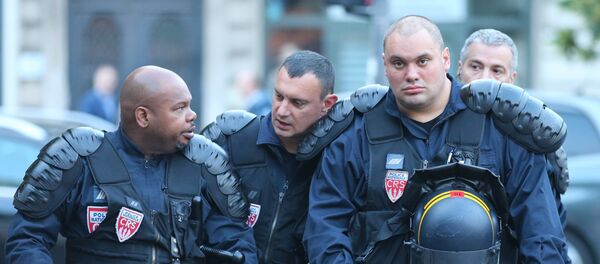 Fransiya politsiya xizmati xodimlari Fransiya politsiya xizmati xodimlari - Sputnik O‘zbekiston