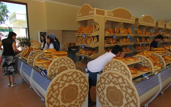 Латки с хлебом и лепешками на Алайском базаре в Ташкенте - Sputnik Узбекистан