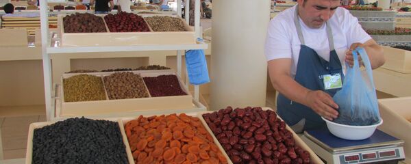 Продавец у прилавка с сухофруктами на Алайском рынке в Ташкенте Продавец у прилавка с сухофруктами на Алайском рынке в Ташкенте - Sputnik Узбекистан