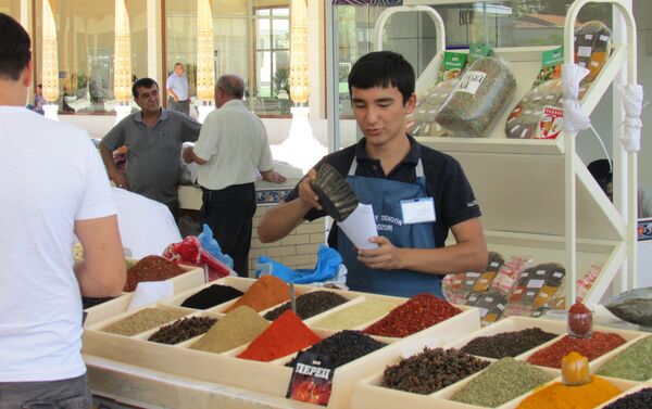 Продавец у прилавка со специями на Алайском базаре в Ташкенте - Sputnik Узбекистан