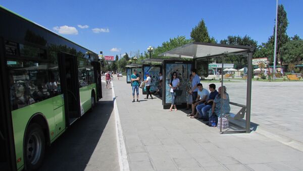 Остановка общественного транспорта перед Алайским рынком - Sputnik Узбекистан