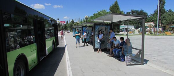 Остановка общественного транспорта перед Алайским рынком Остановка общественного транспорта перед Алайским рынком - Sputnik Узбекистан