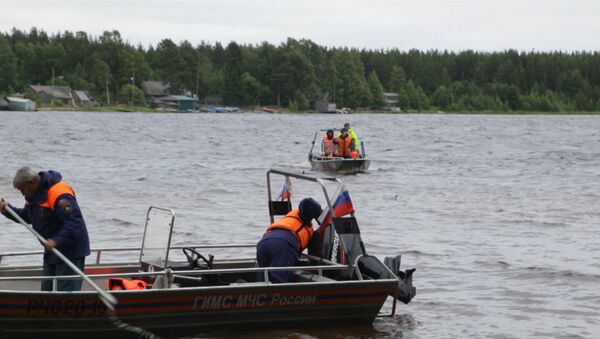 Трагедия на озере в Карелии: поисковая  операция и заявление главы МЧС - Sputnik Узбекистан