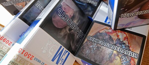 Чекиш зарари кўрсатилган сигарет қутилари Чекиш зарари кўрсатилган сигарет қутилари - Sputnik Ўзбекистон