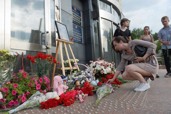 Жители Москвы несут цветы и игрушки в память о погибших детях - Sputnik Узбекистан