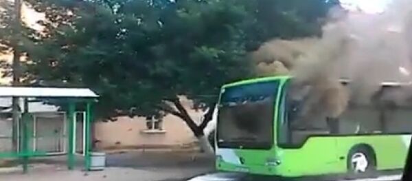 Toshkentda navbatdagi avtobus yonmoqda Toshkentda navbatdagi avtobus yonmoqda - Sputnik O‘zbekiston