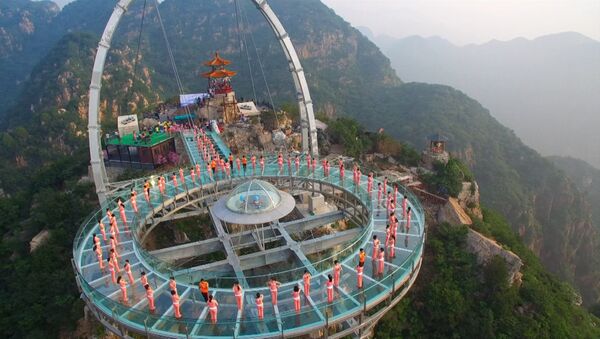 Йога над пропастью: китайцы выполняли асаны на высоте 396 метров - Sputnik Узбекистан