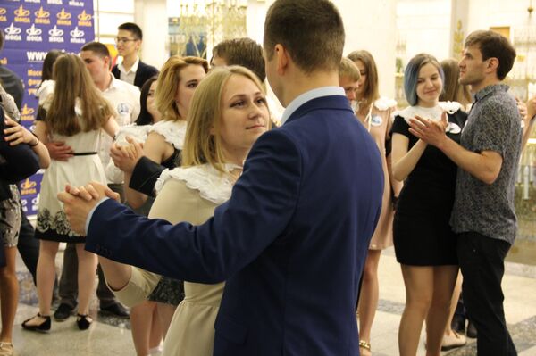 Бал в музее Великой Отечественной войны на акции Свеча памяти - Sputnik Узбекистан