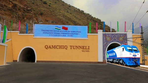 Запуск движения по железнодорожному тоннелю Ангрен-Пап - Sputnik Узбекистан