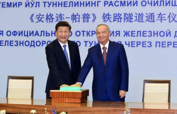 Ислам Каримов и Си Цзиньпин на церемонии запуска тоннеля через Камчик Ислам Каримов и Си Цзиньпин на церемонии запуска тоннеля через Камчик - Sputnik Узбекистан