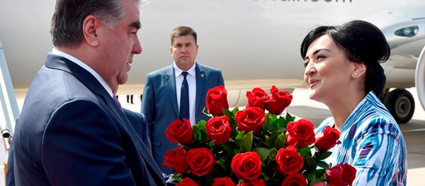 Тожикистон президенти Эмомали Раҳмон Тошкент аэропортида Тожикистон президенти Эмомали Раҳмон Тошкент аэропортида - Sputnik Ўзбекистон