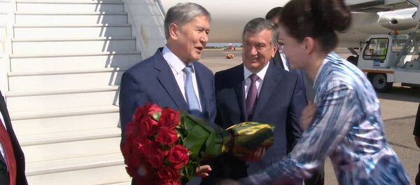 Атамбаева в солнечном Ташкенте встретили премьер РУз и девушка с цветами Атамбаева в солнечном Ташкенте встретили премьер РУз и девушка с цветами - Sputnik Узбекистан