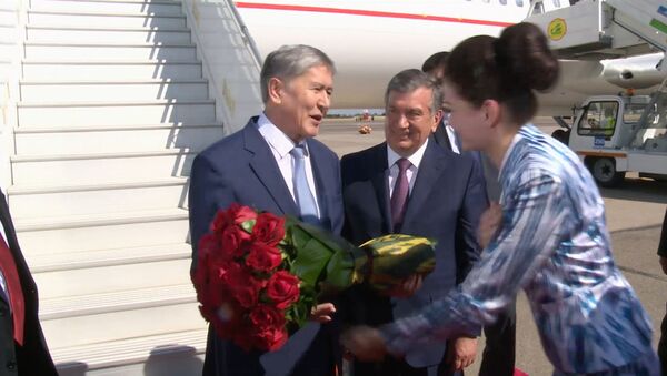Атамбаева в солнечном Ташкенте встретили премьер РУз и девушка с цветами - Sputnik Узбекистан