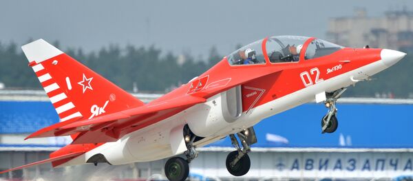 Самолет Як-130 во время демонстрационного полета Самолет Як-130 во время демонстрационного полета - Sputnik Узбекистан