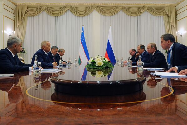 Встреча Ислама Каримова и Владимира Путина в рамках саммита ШОС в Ташкенте - Sputnik Узбекистан