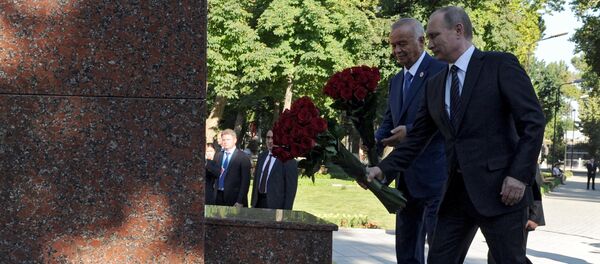 Ислом Каримов ва Путин Тошкентдаги Пушкин ҳайкали пойига гул қўйишди Ислом Каримов ва Путин Тошкентдаги Пушкин ҳайкали пойига гул қўйишди - Sputnik Ўзбекистон