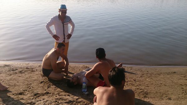 Пострадавший на пляже озера Бахт Пострадавший на пляже озера Бахт - Sputnik Узбекистан
