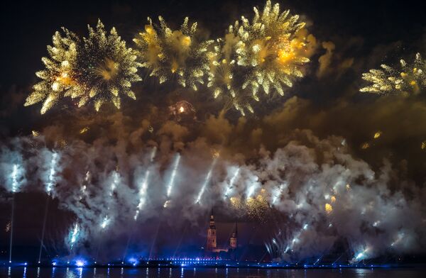 Праздник выпускников Алые паруса-2016 в Санкт-Петербурге - Sputnik Узбекистан