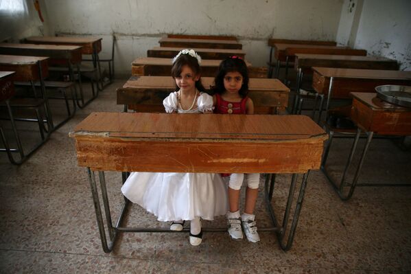 Сирийские девочки в пустом классе - Sputnik Узбекистан