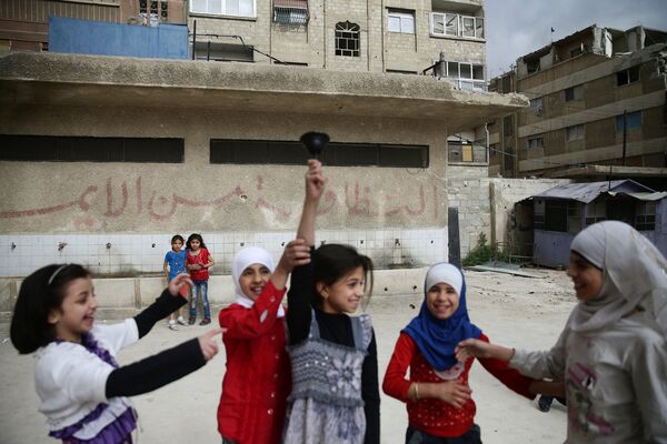 Девочки в школе в городе Дума в Дамаске, Сирия - Sputnik Узбекистан