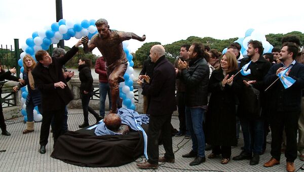 Месси в бронзе: статую футболиста установили в Буэнос-Айресе - Sputnik Узбекистан