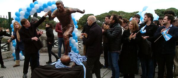 Месси в бронзе: статую футболиста установили в Буэнос-Айресе Месси в бронзе: статую футболиста установили в Буэнос-Айресе - Sputnik Узбекистан