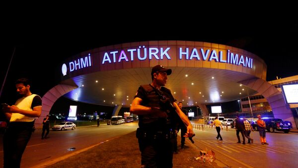 На месте теракта в международном аэропорту Ататюрка в Стамбуле, Турция - Sputnik Узбекистан