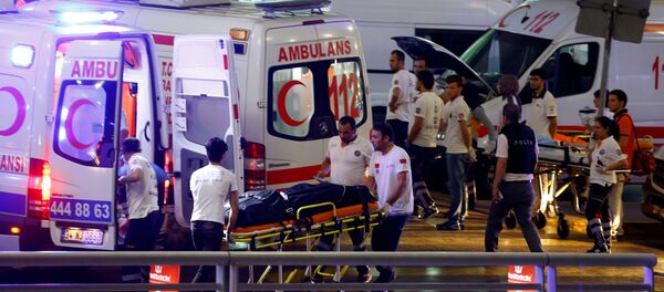 На месте теракта в международном аэропорту Ататюрка в Стамбуле, Турция - Sputnik Узбекистан